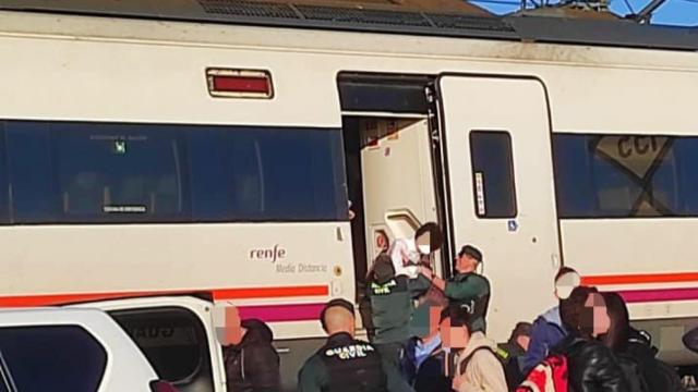 La Guardia Civil ayuda a los pasajeros
