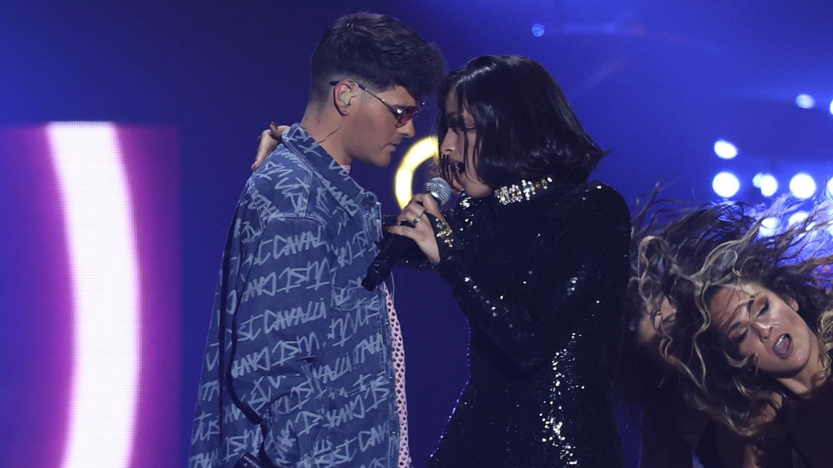 Chanel y Abraham Mateo durante su actuación en el Concierto Los 40 Primavera Pop, que se celebra este viernes en el Wizink Center de Madrid.