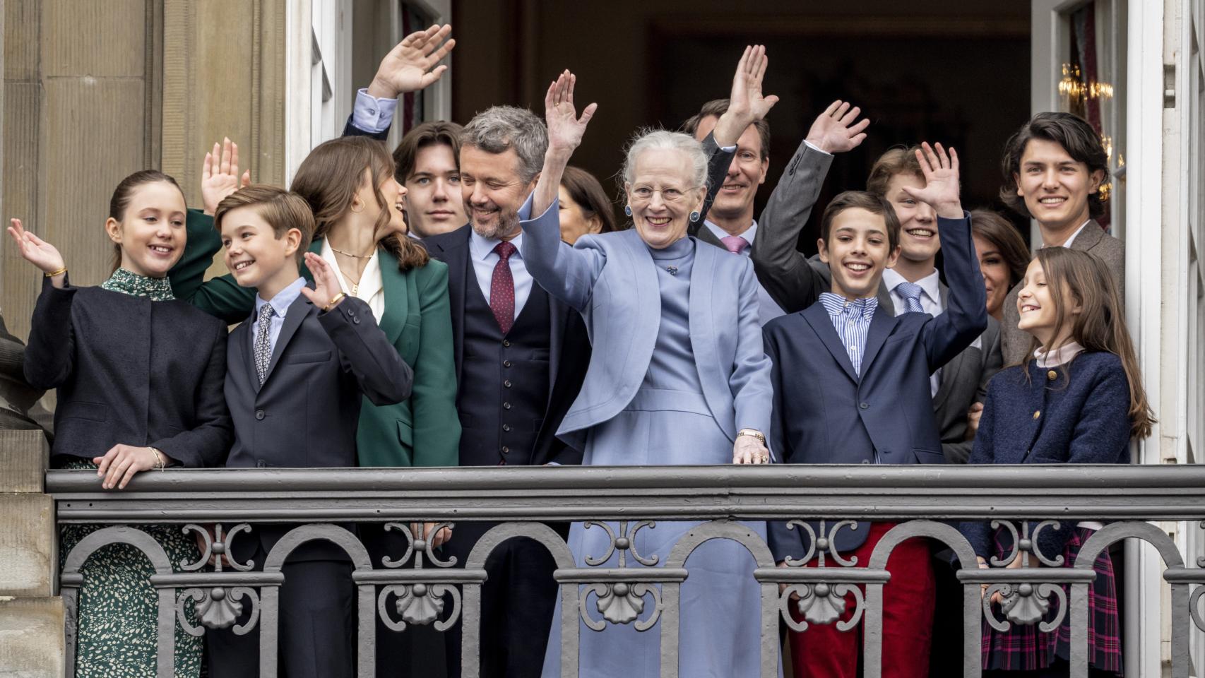Margarita de Dinamarca junto al resto de su familia en el balcón del Palacio de Amalienborg, este domingo 16 de abril.