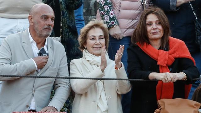 Ana Rosa Quintana y su marido, Juan Muñoz, en compañía de Nuria González en la plaza de toros de Brihuega, Guadalajara.