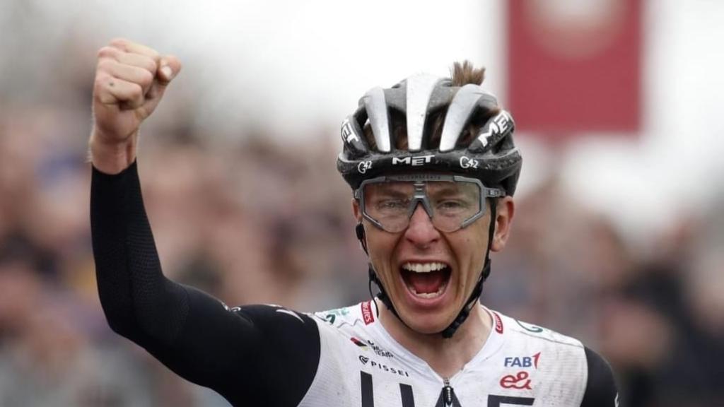 Tadej Pogacar celebra su triunfo en la Amstel Gold Race.