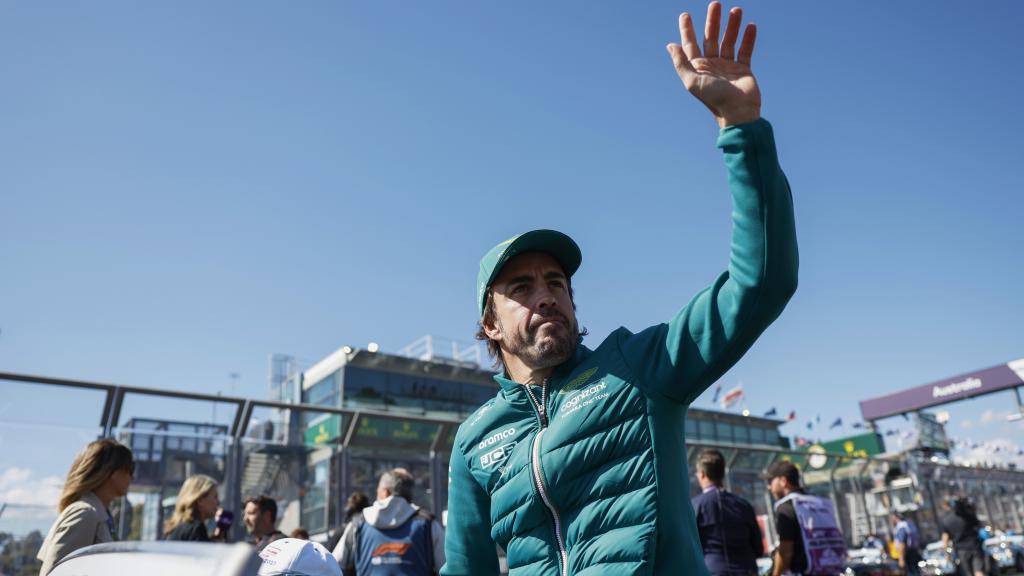 Fernando Alonso, saludando a los aficionados en el Gran Premio de Australia de la Fórmula 1 2023
