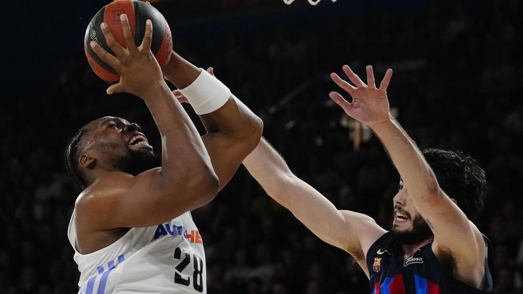 Yabusele y Abrines, en pelea por un balón.