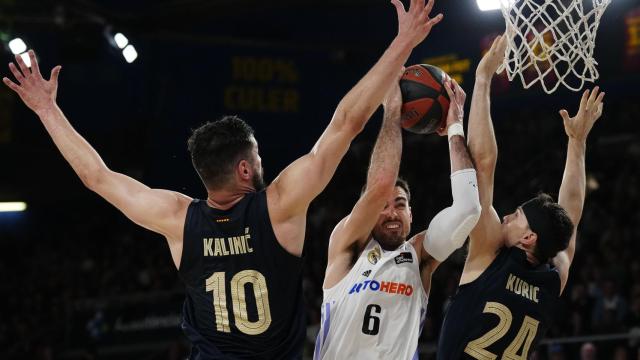 Abalde trata de entrar a canasta ante la oposición de rivales del Barça.