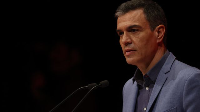 El secretario general del PSOE y presidente del Gobierno, Pedro Sánchez, interviene durante el homenaje a Rodolfo Ares celebrado este sábado.