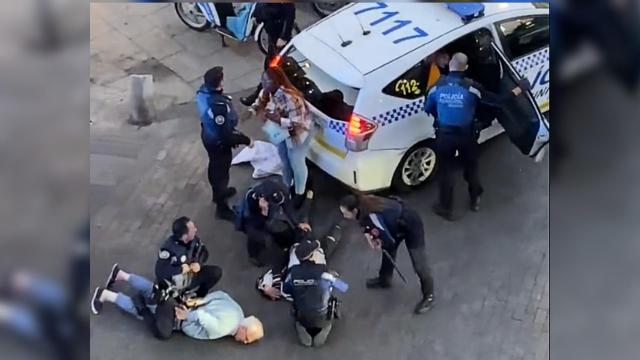 Momento en que los agentes reducen al etarra.