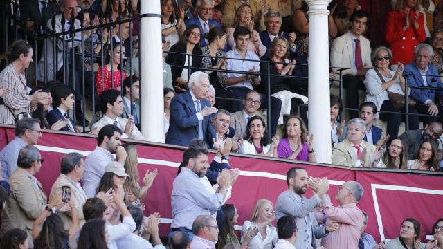 La Maestranza en pie ovaciona a Curro Romero tras el brindis de su sobrino José Ruiz Muñoz.
