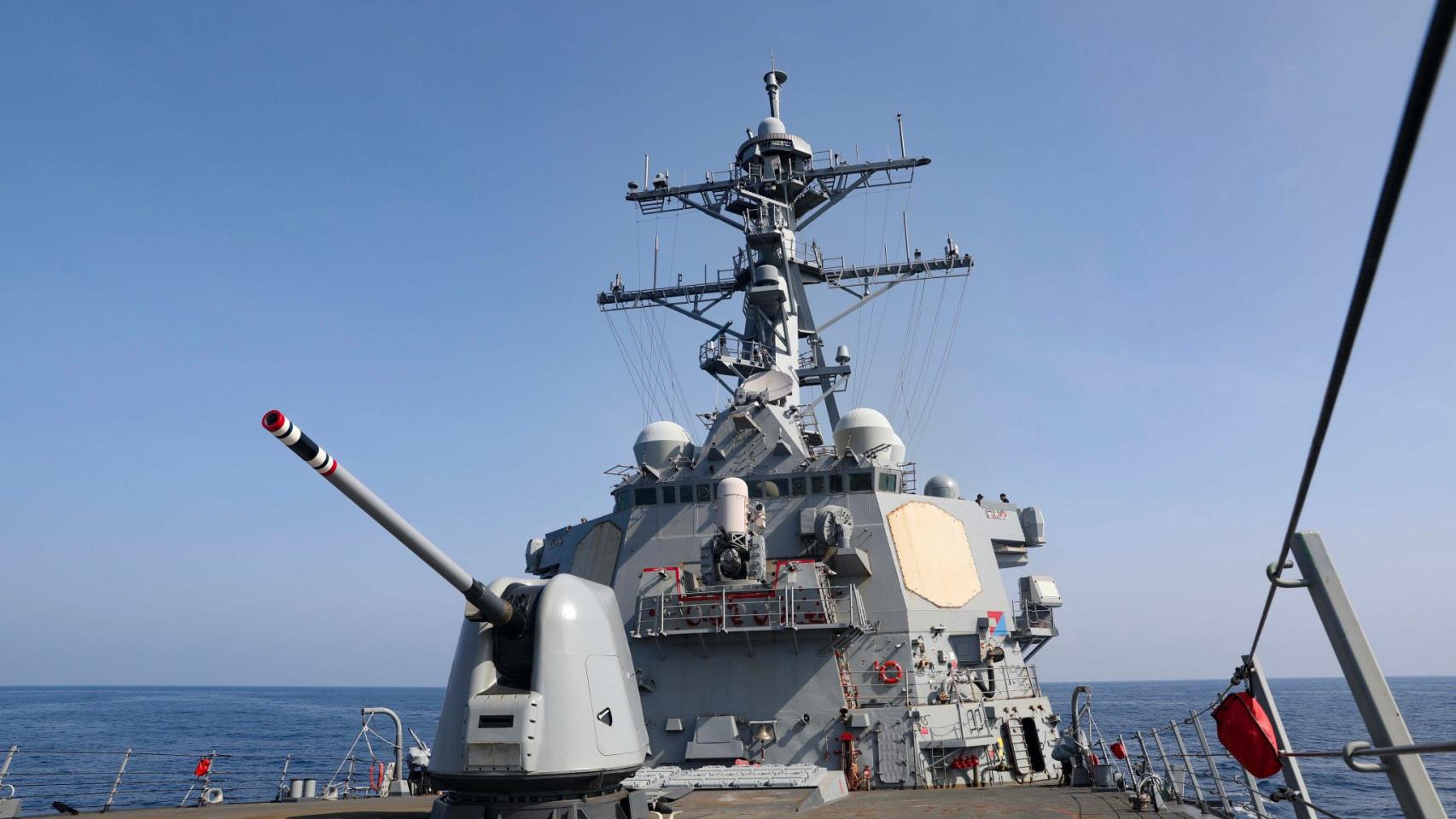 El destructor lazamisiles Arleigh Burke USS Milius que ha cruzado el Estrecho de Taiwán.