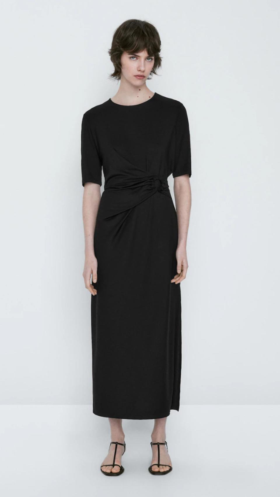 Vestido negro de Massimo Dutti.
