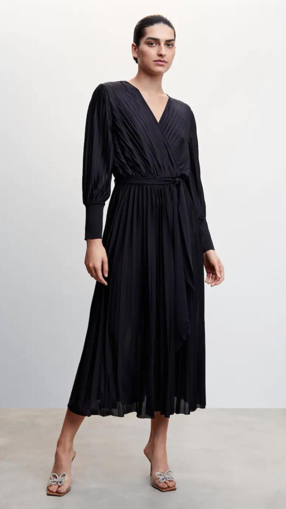 Vestido negro de Mango.