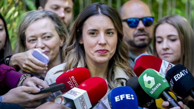 La ministra de Igualdad, Irene Montero, atiende a los medios de comunicación este lunes.