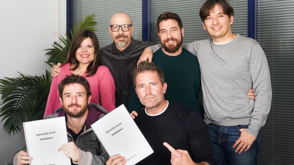El elenco protagonista y los creadores de 'Machos alfa'.