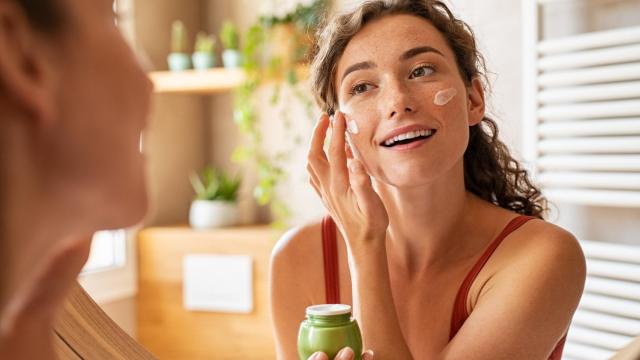 Mujer aplicándose un producto de belleza