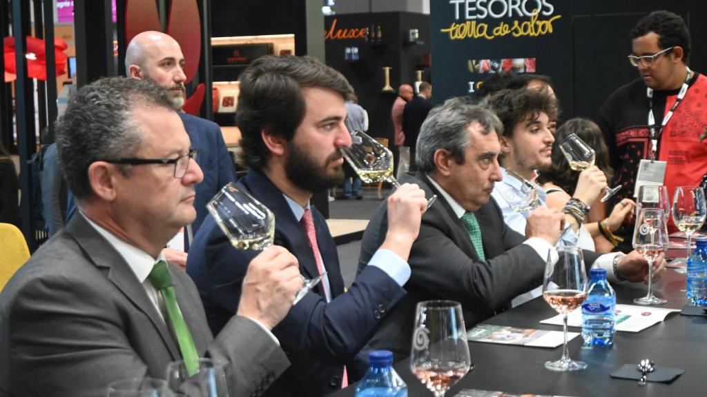 El vicepresidente de la Junta, en una cata de vino en el estand de Tierra de Sabor