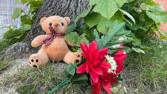 Altar colocado en el patio donde se produjo la muerte del pequeño.