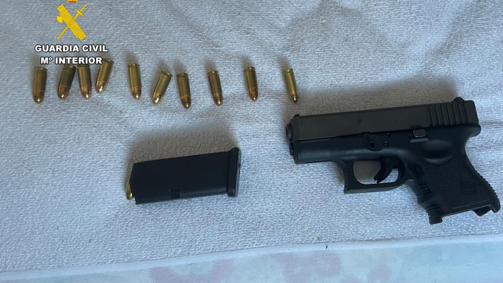 Un arma encontrada en los registros de la Guardia Civil.