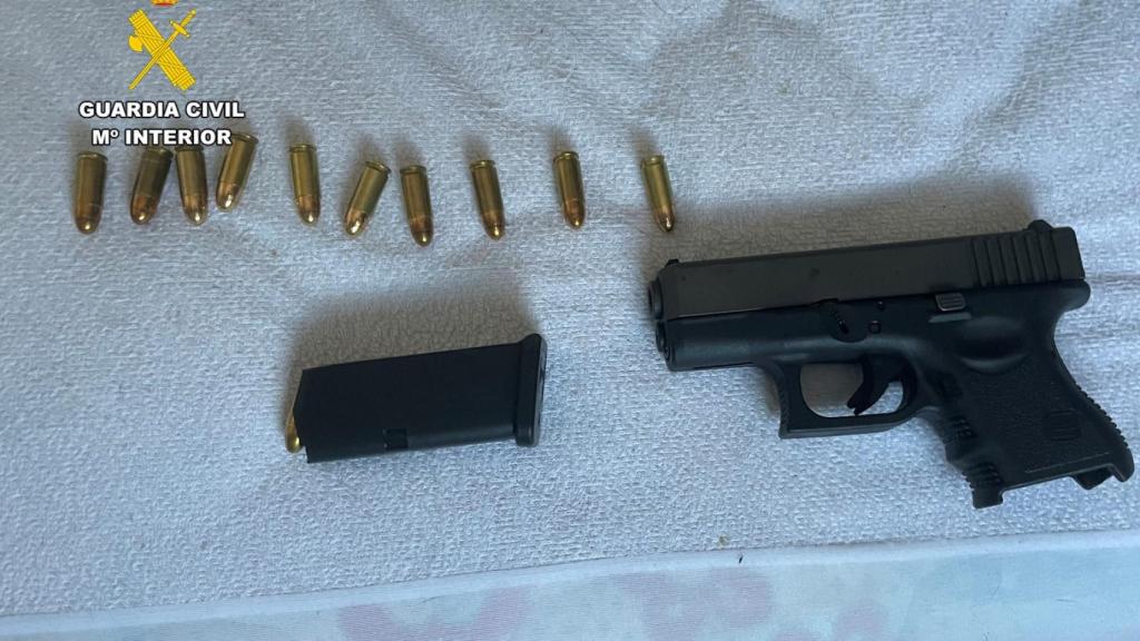 Un arma encontrada en los registros de la Guardia Civil.