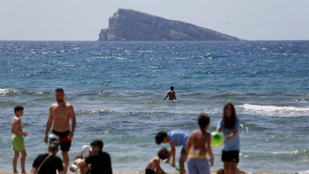 Turistas en Benidorm, con la isla al fondo, esta Semana Santa.