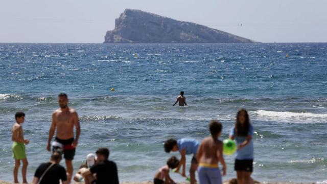 Turistas en Benidorm, con la isla al fondo, esta Semana Santa.
