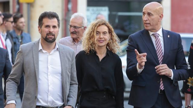 El secretario general del PSOE de Castilla y León, Luis Tudanca y la presidenta del Congreso de los Diputados, Meritxell Battet, asisten a la presentación de la candidatura del alcalde de León, José Antonio Diez