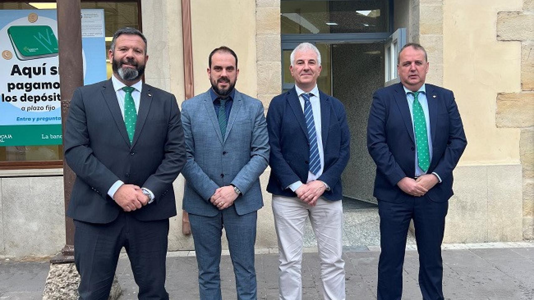 Momento de la apertura de la nueva oficina de Eurocaja Rural en Aguilar de Campoo.