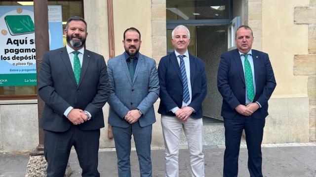 Momento de la apertura de la nueva oficina de Eurocaja Rural en Aguilar de Campoo.