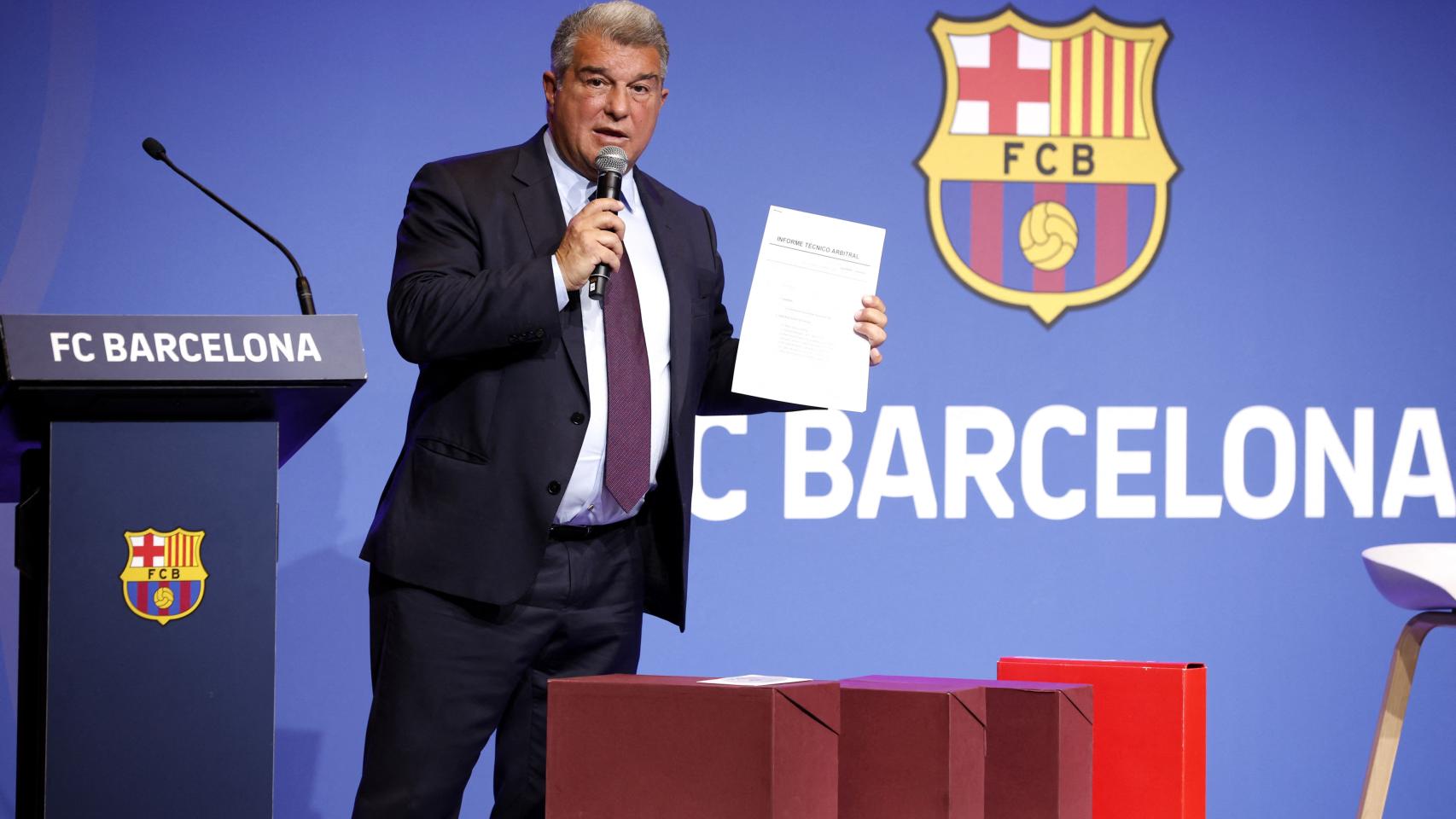 Joan Laporta junto a las cajas del 'caso Negreira'