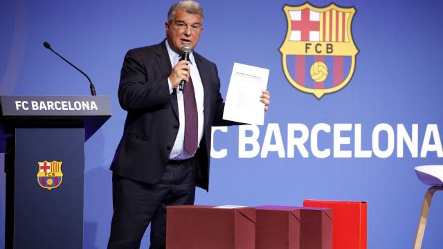 Joan Laporta junto a las cajas del 'caso Negreira'