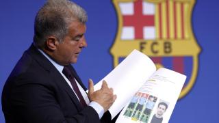 Joan Laporta, con uno de lo informes elaborados por Enríquez Romero