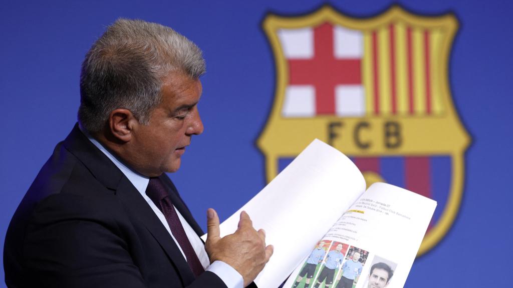 Joan Laporta, con uno de lo informes elaborados por Enríquez Romero
