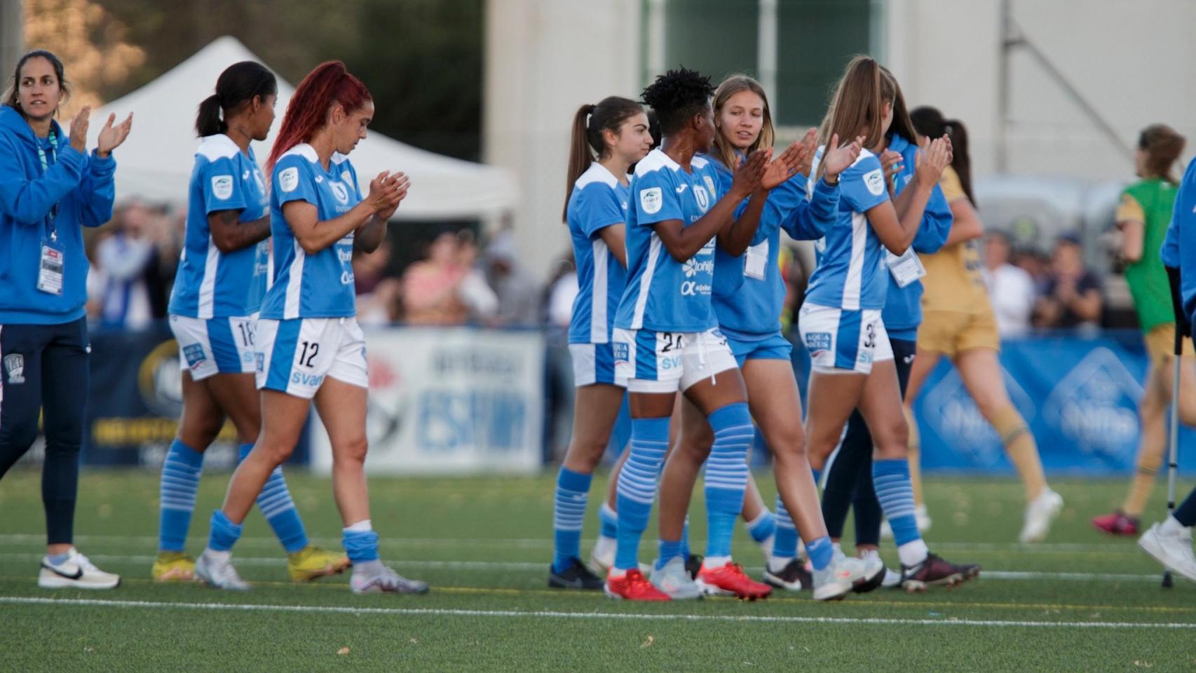 Las jugadoras del Alhama aplauden durante un partido.