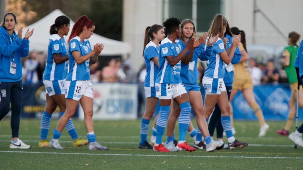 Las jugadoras del Alhama aplauden durante un partido.