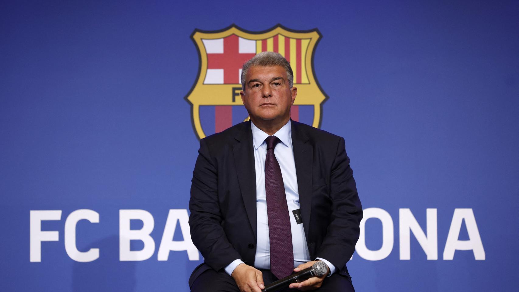 Joan Laporta, pensativo durante su intervención en el Camp Nou.
