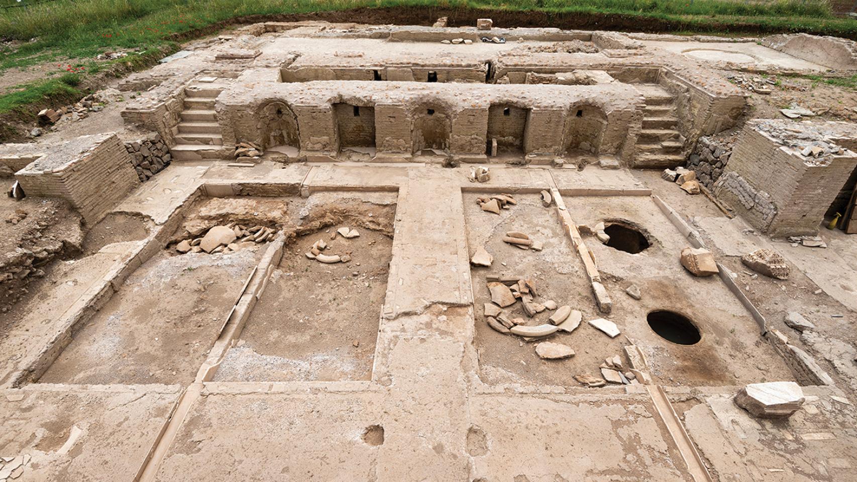 Imagen de la bodega en primer plano, con la zona de pisado de las uvas detrás. Foto: S. Castellani