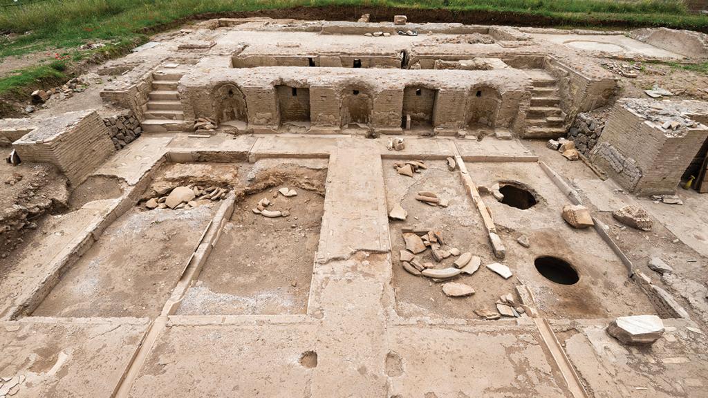 Imagen de la bodega en primer plano, con la zona de pisado de las uvas detrás. Foto: S. Castellani