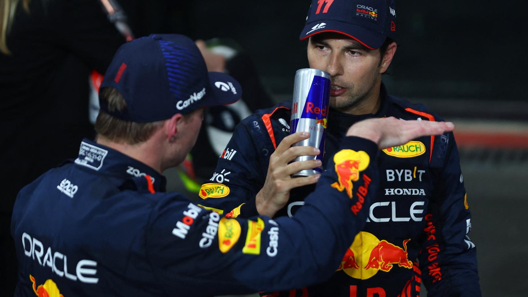Verstappen y 'Checo' Pérez, hablando en Arabia Saudí