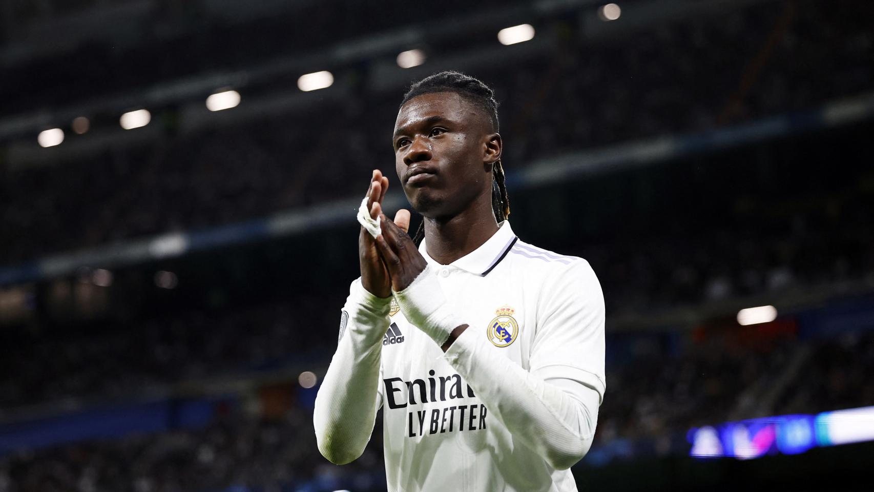 Camavinga aplaude a la afición del Real Madrid tras el partido contra el Chelsea en el Estadio Santiago Bernabéu.