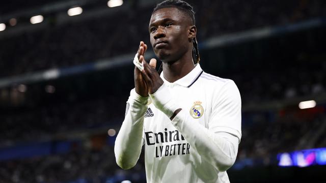 Camavinga aplaude a la afición del Real Madrid tras el partido contra el Chelsea en el Estadio Santiago Bernabéu.