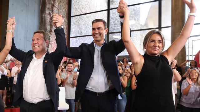 García-Page, Pedro Sánchez y Milagros Tolón en un acto del PSOE. Foto: Óscar Huertas.