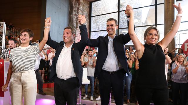 García-Page, Pedro Sánchez y Milagros Tolón en un acto del PSOE. Foto: Óscar Huertas.