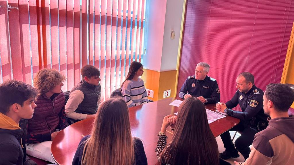 Reunión de los alumnos organizadores de la IV Carrera Solidaria del colegio Lagomar con la Jefatura de policía local de Valdemoro.