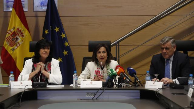 La directora del CNI, Esperanza Casteleiro y el secretario del Centro, Arturo Relanzón, acompañan a la ministra Robles en su visita al Centro.