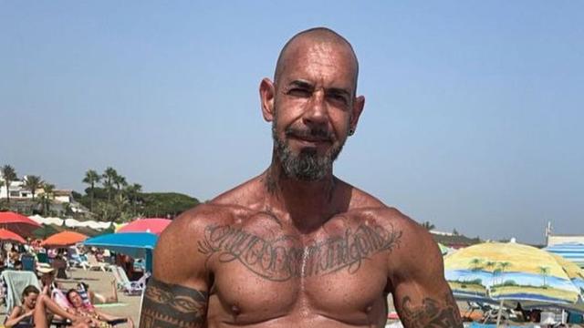 Pisani posando en la playa.