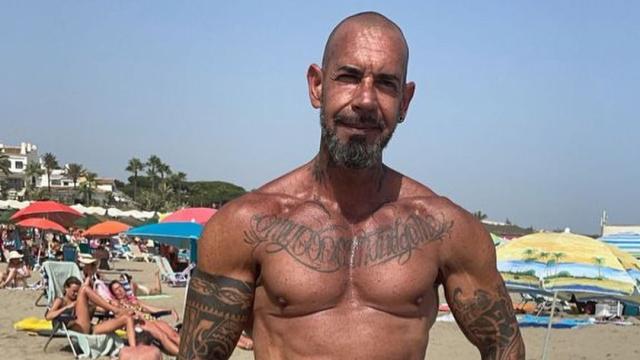 Pisani posando en la playa.