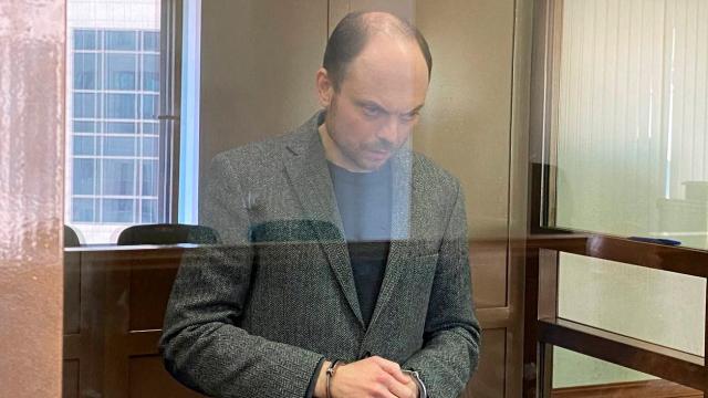 Vladímir Kara-Muza, opositor ruso condenado a 25 años de prisión por traición, durante una audiencia judicial en Moscú, Rusia, el 17 de abril de 2023.