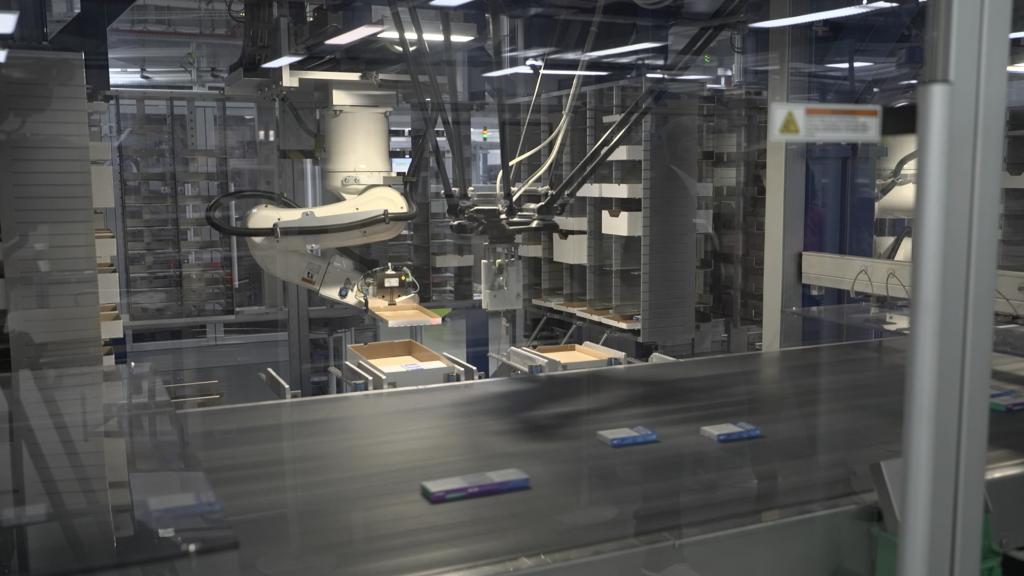 Robot selecciona los pedidos en la fábrica