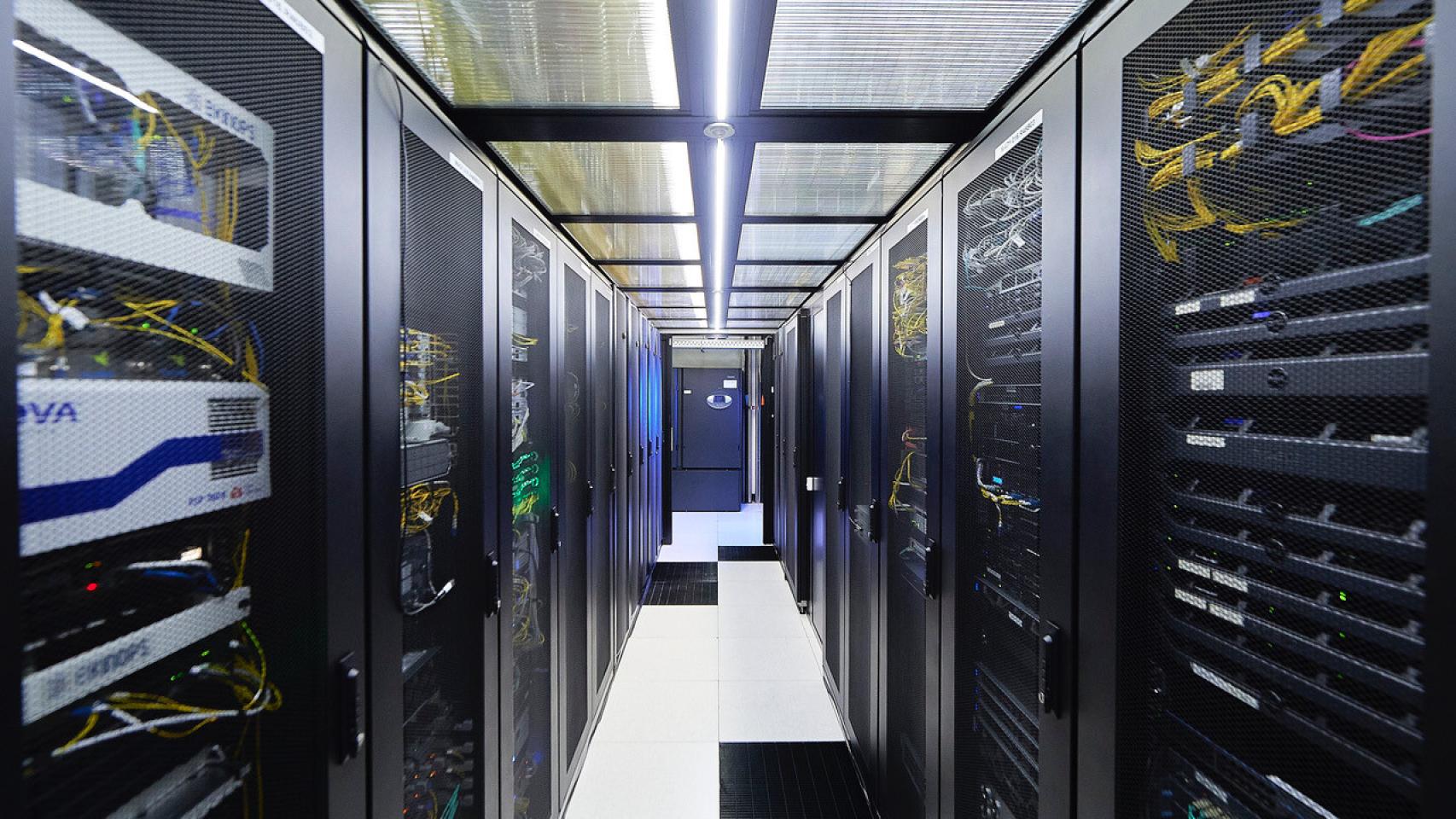 Interior de un centro de datos de hosting.
