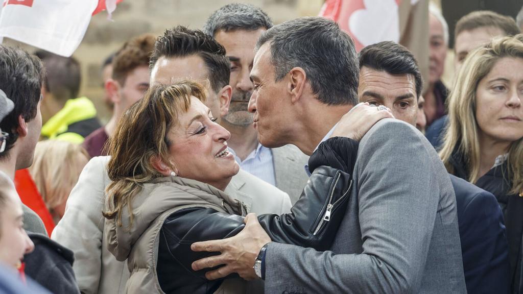 Pedro Sánchez besa a una simpatizante.