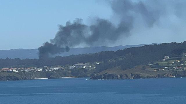 Incendio en una nave industrial de Mera