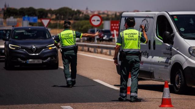 Dos agentes de la Guardia Civil durante un control en la autovía A-5.